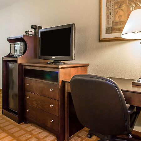 Quality Inn & Suites Marinette Bagian luar foto