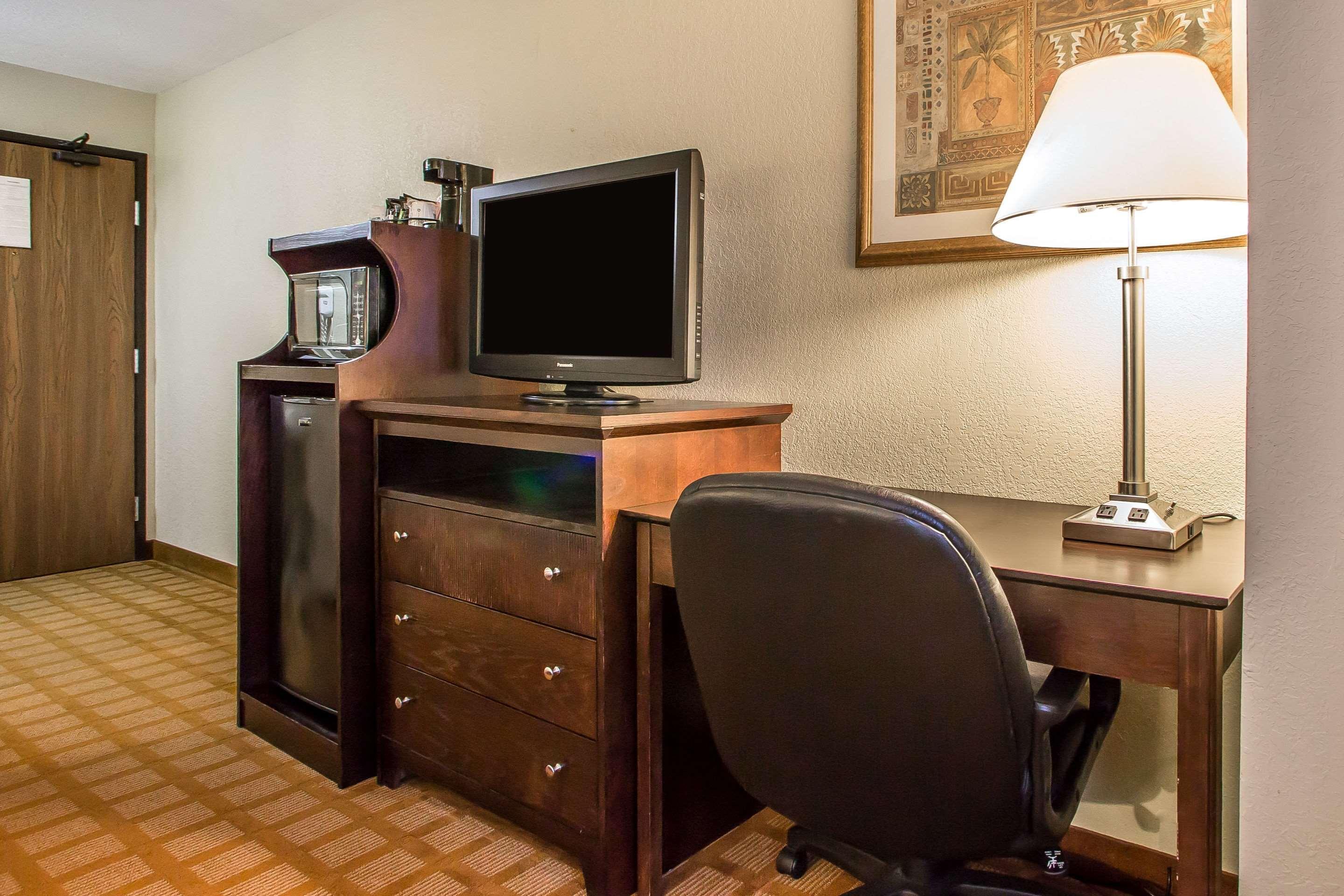 Quality Inn & Suites Marinette Bagian luar foto
