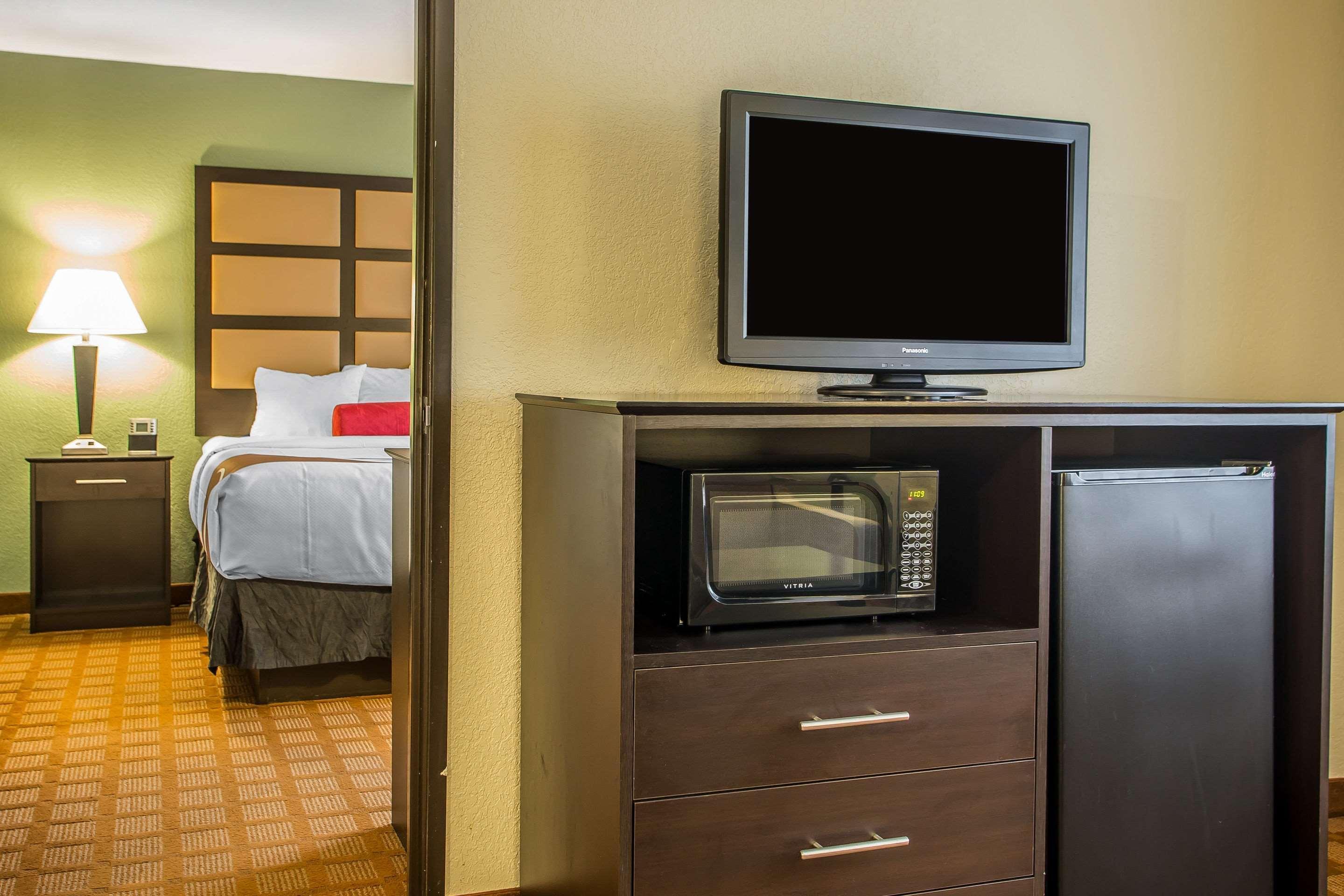 Quality Inn & Suites Marinette Bagian luar foto