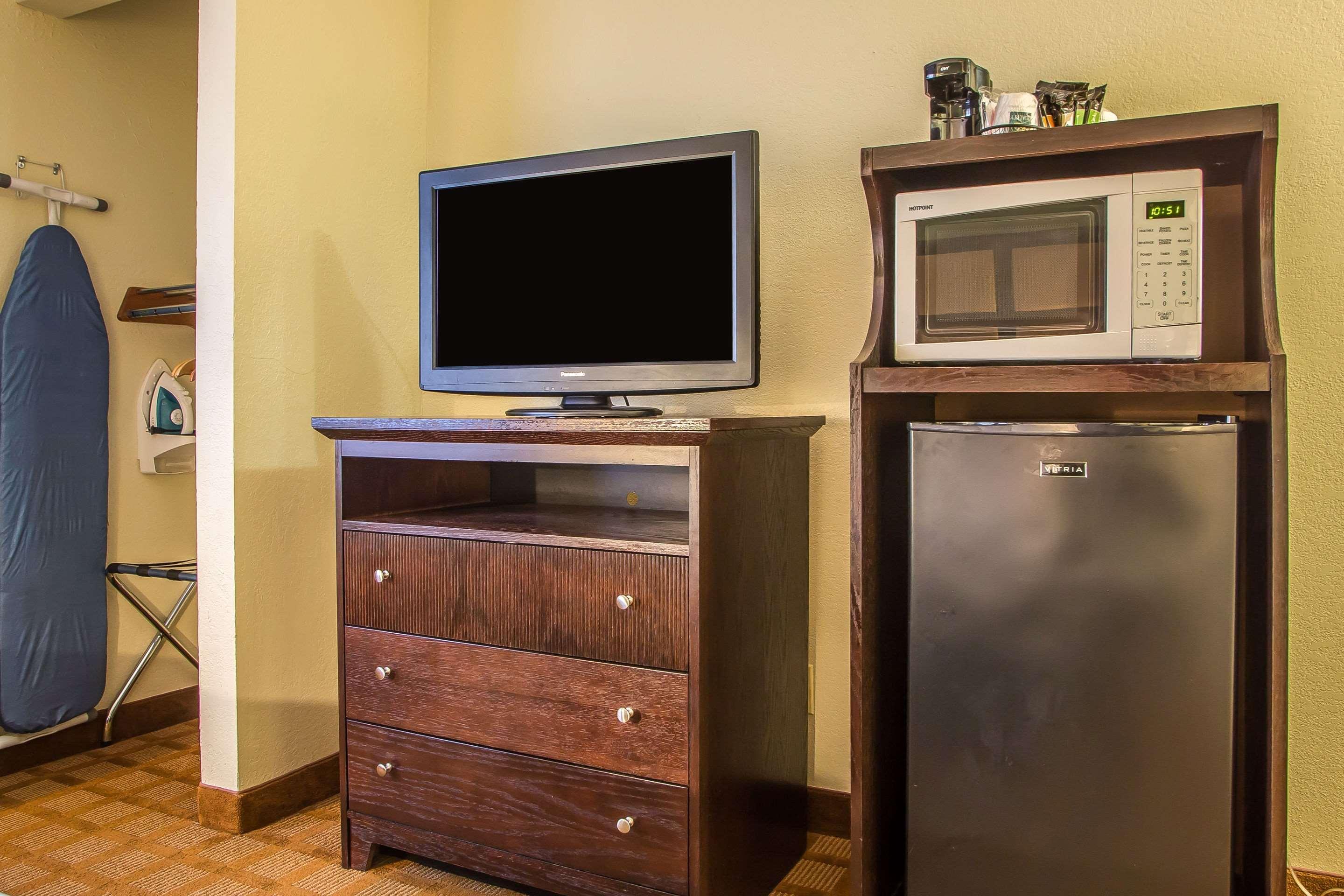 Quality Inn & Suites Marinette Bagian luar foto