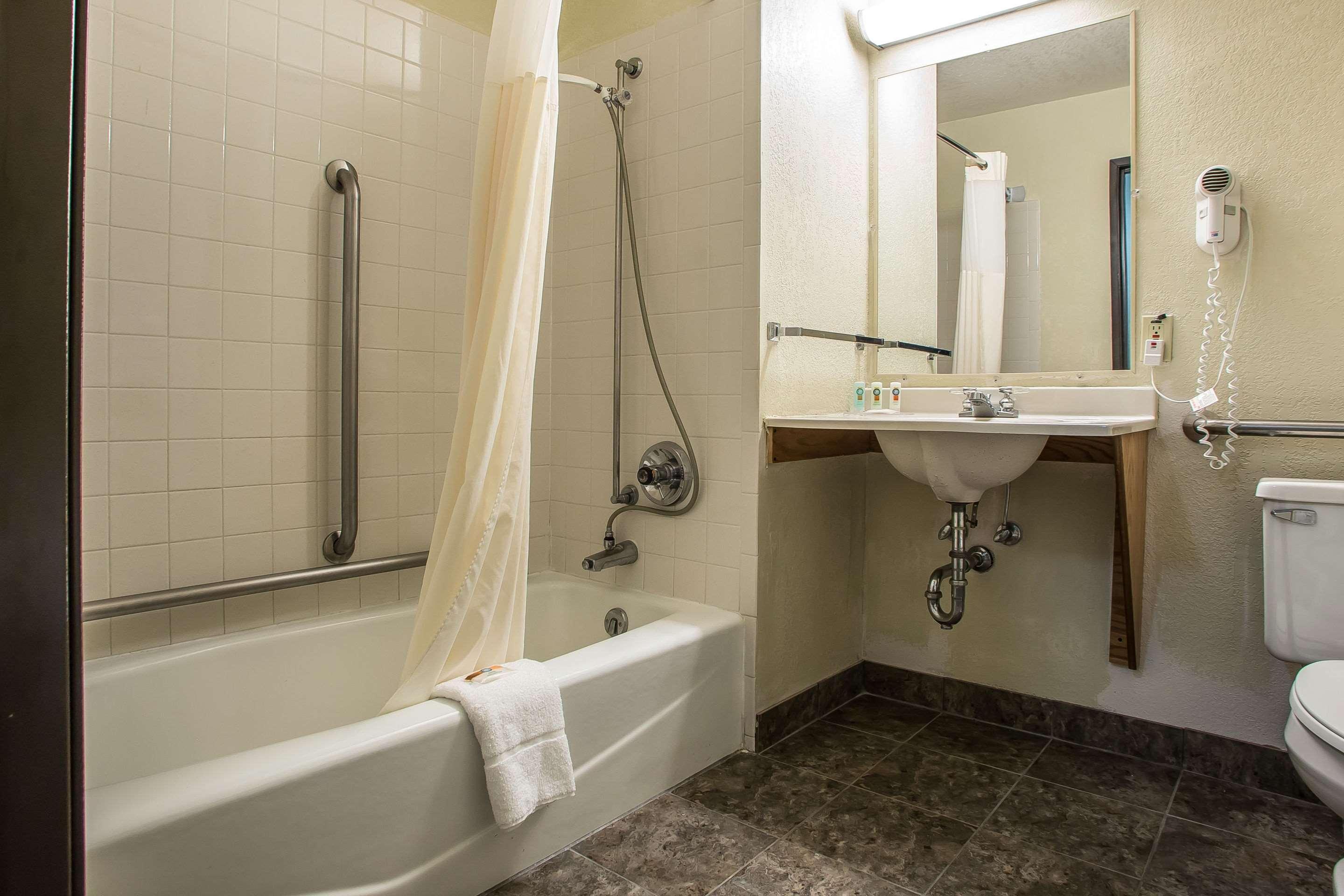 Quality Inn & Suites Marinette Bagian luar foto