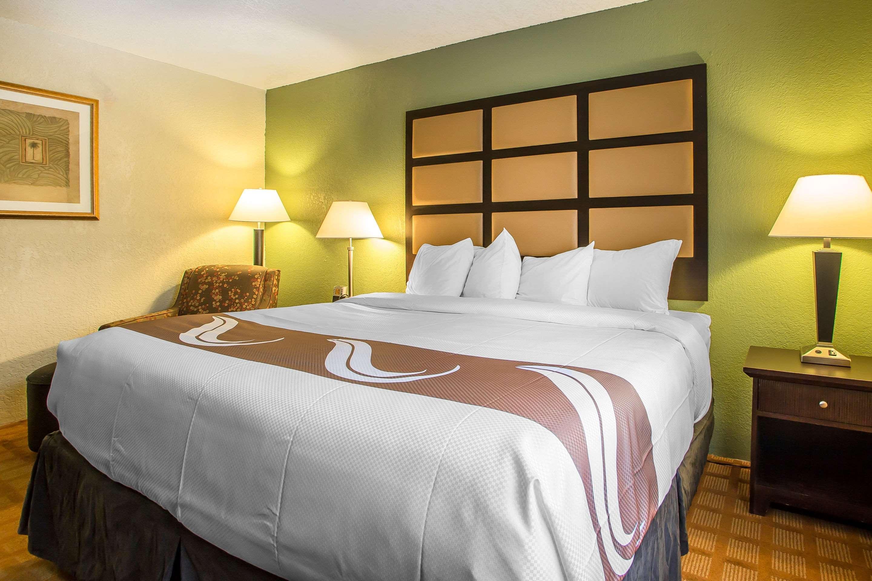 Quality Inn & Suites Marinette Bagian luar foto