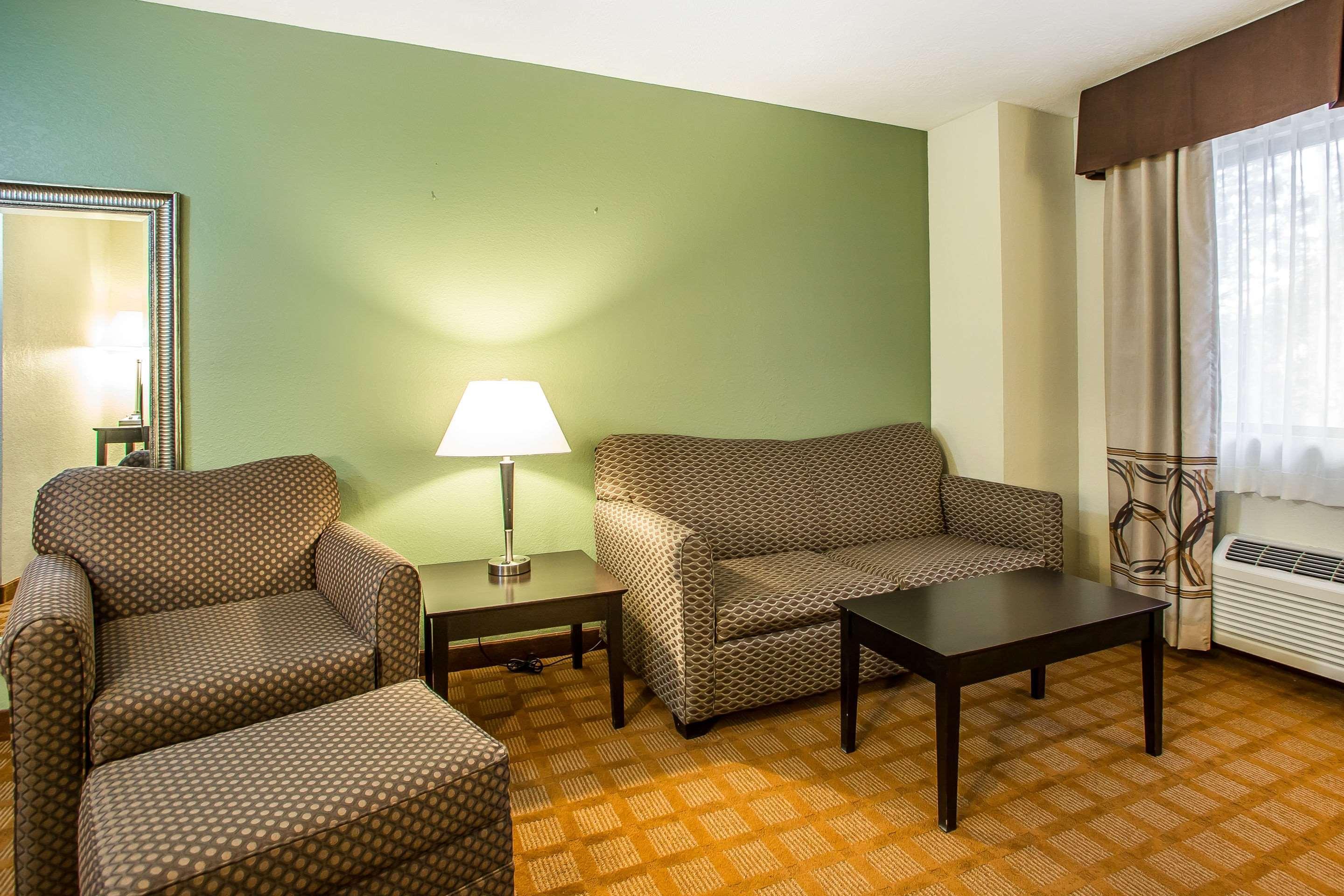 Quality Inn & Suites Marinette Bagian luar foto
