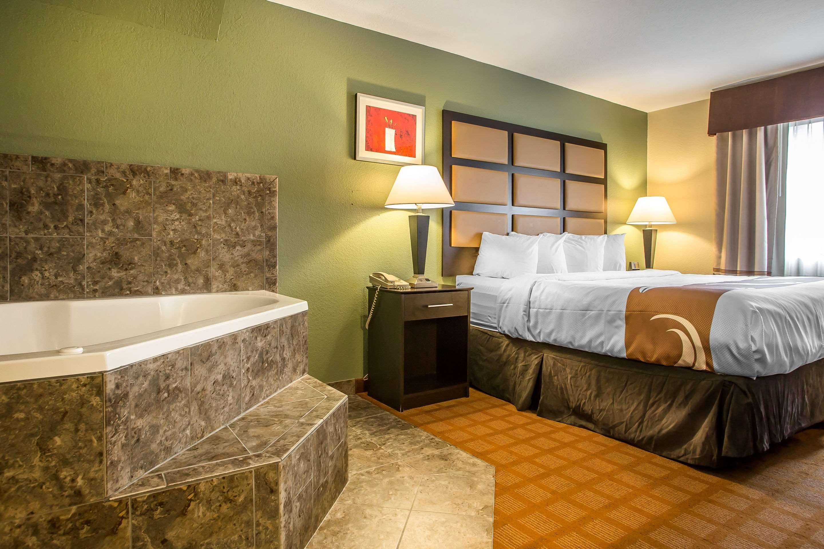 Quality Inn & Suites Marinette Bagian luar foto