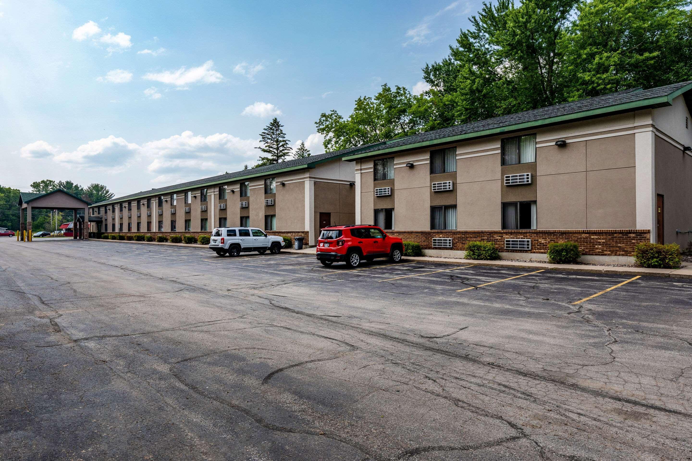 Quality Inn & Suites Marinette Bagian luar foto