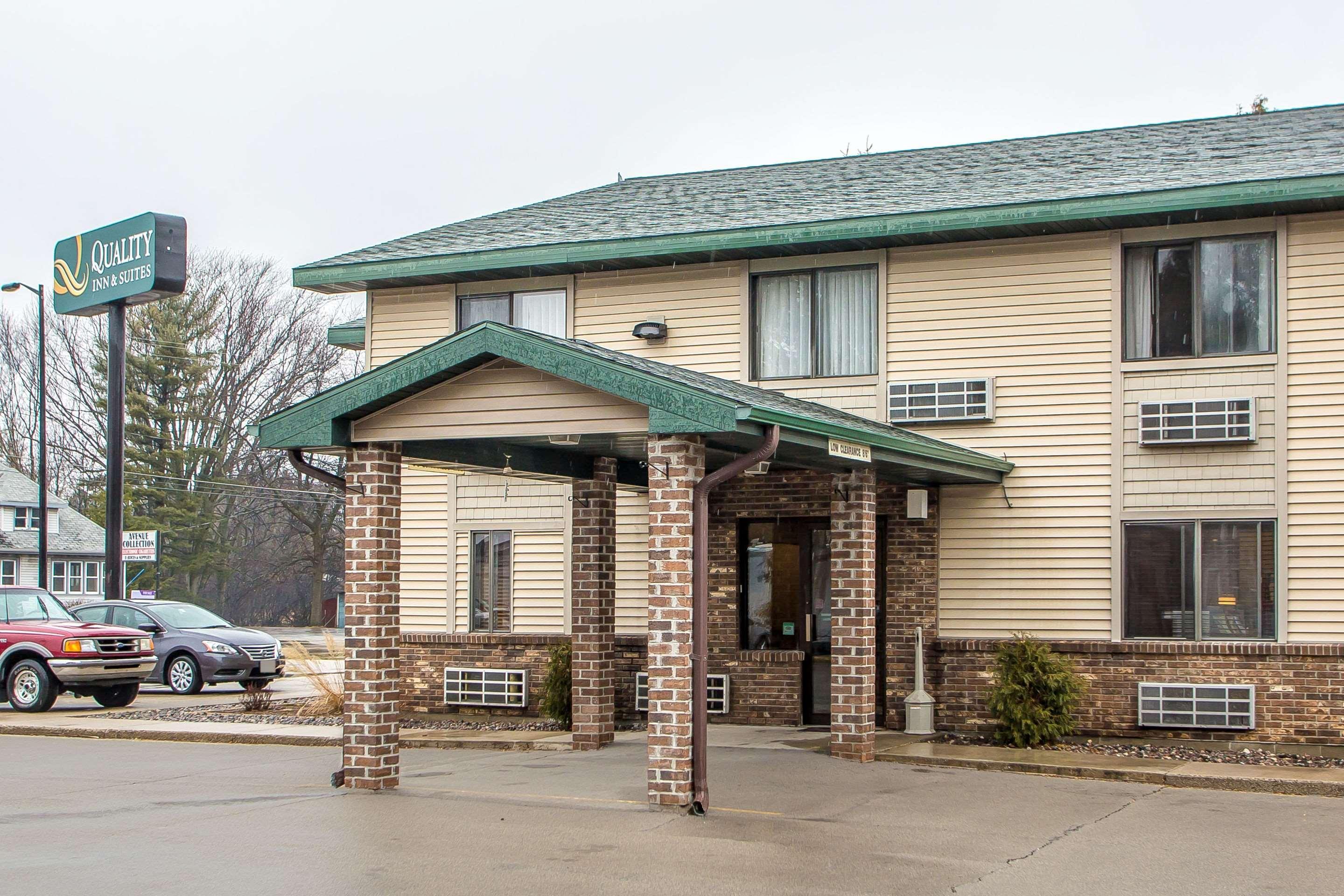 Quality Inn & Suites Marinette Bagian luar foto