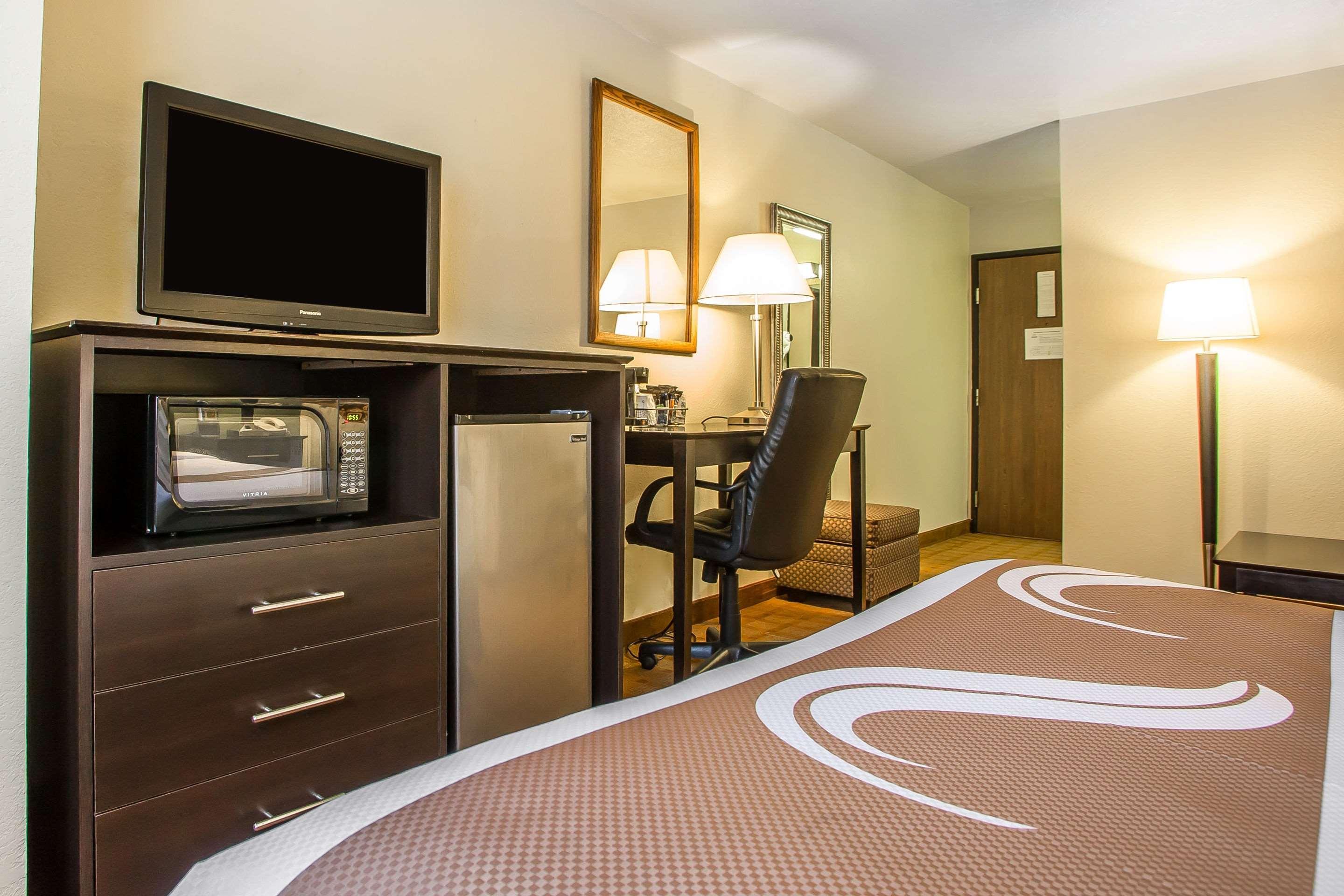 Quality Inn & Suites Marinette Bagian luar foto