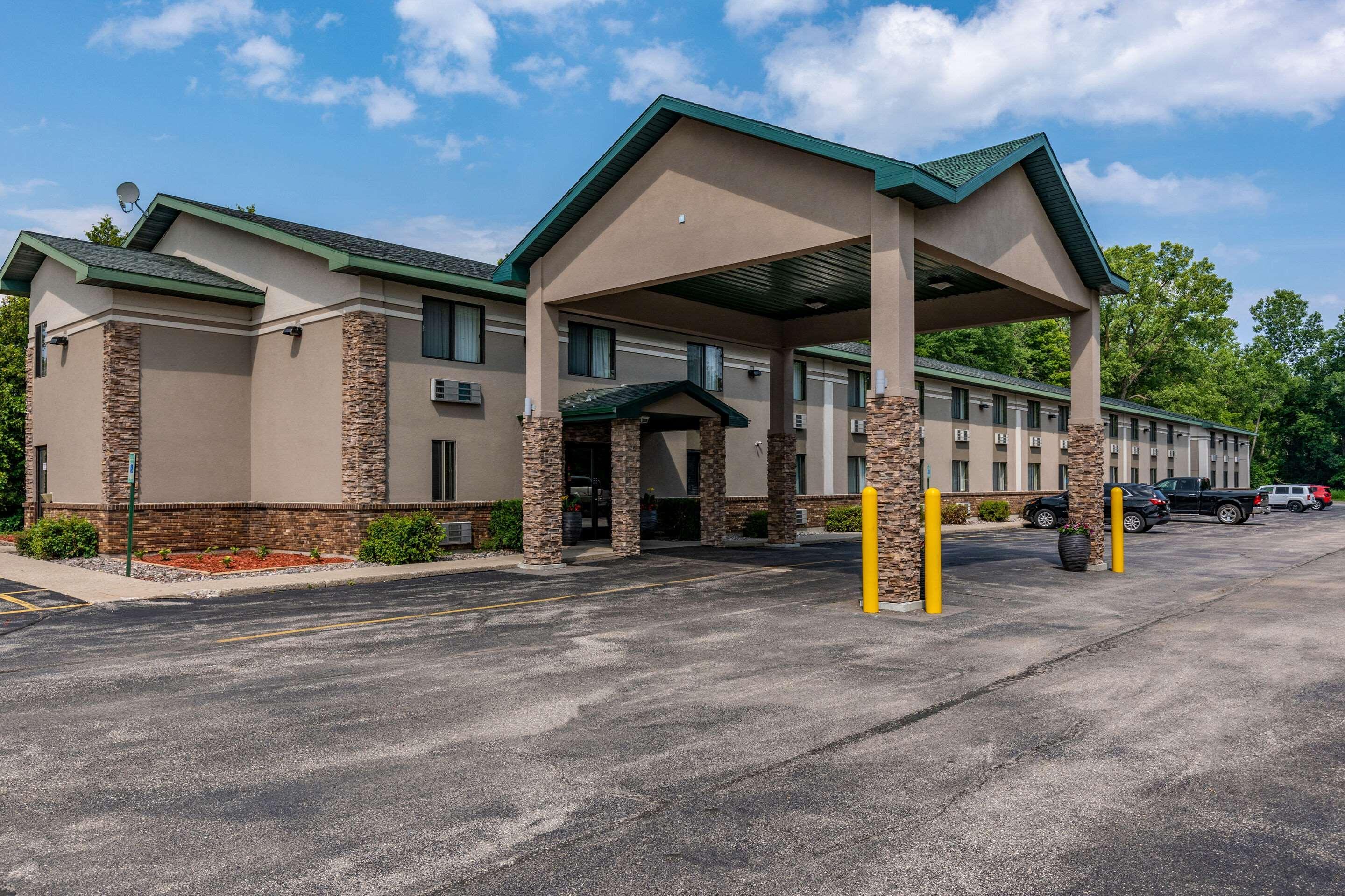 Quality Inn & Suites Marinette Bagian luar foto
