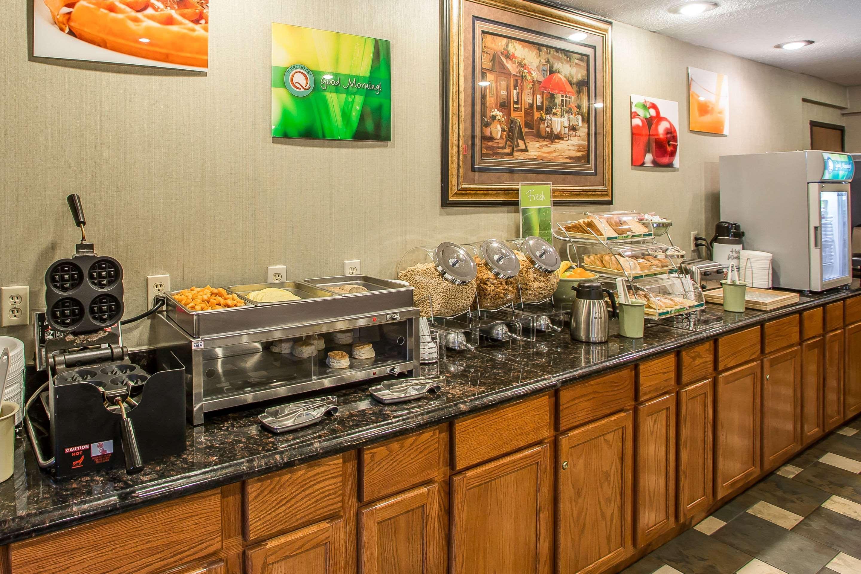 Quality Inn & Suites Marinette Bagian luar foto