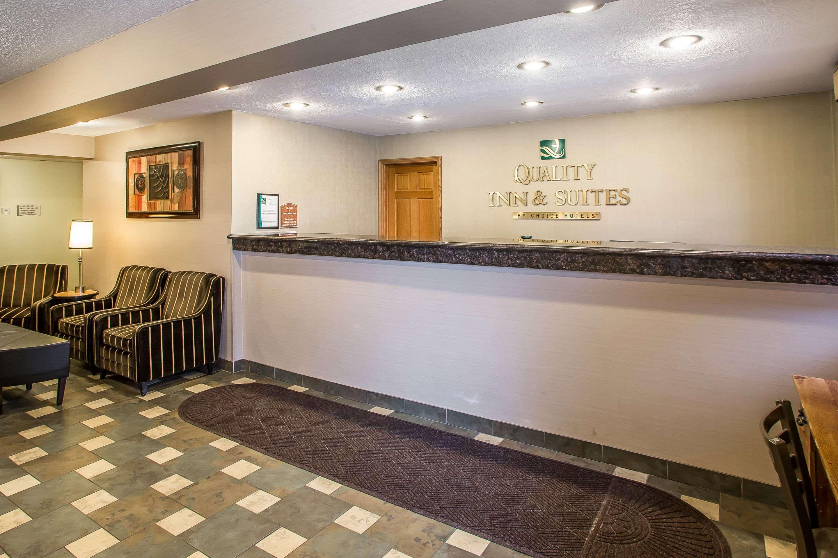 Quality Inn & Suites Marinette Bagian luar foto