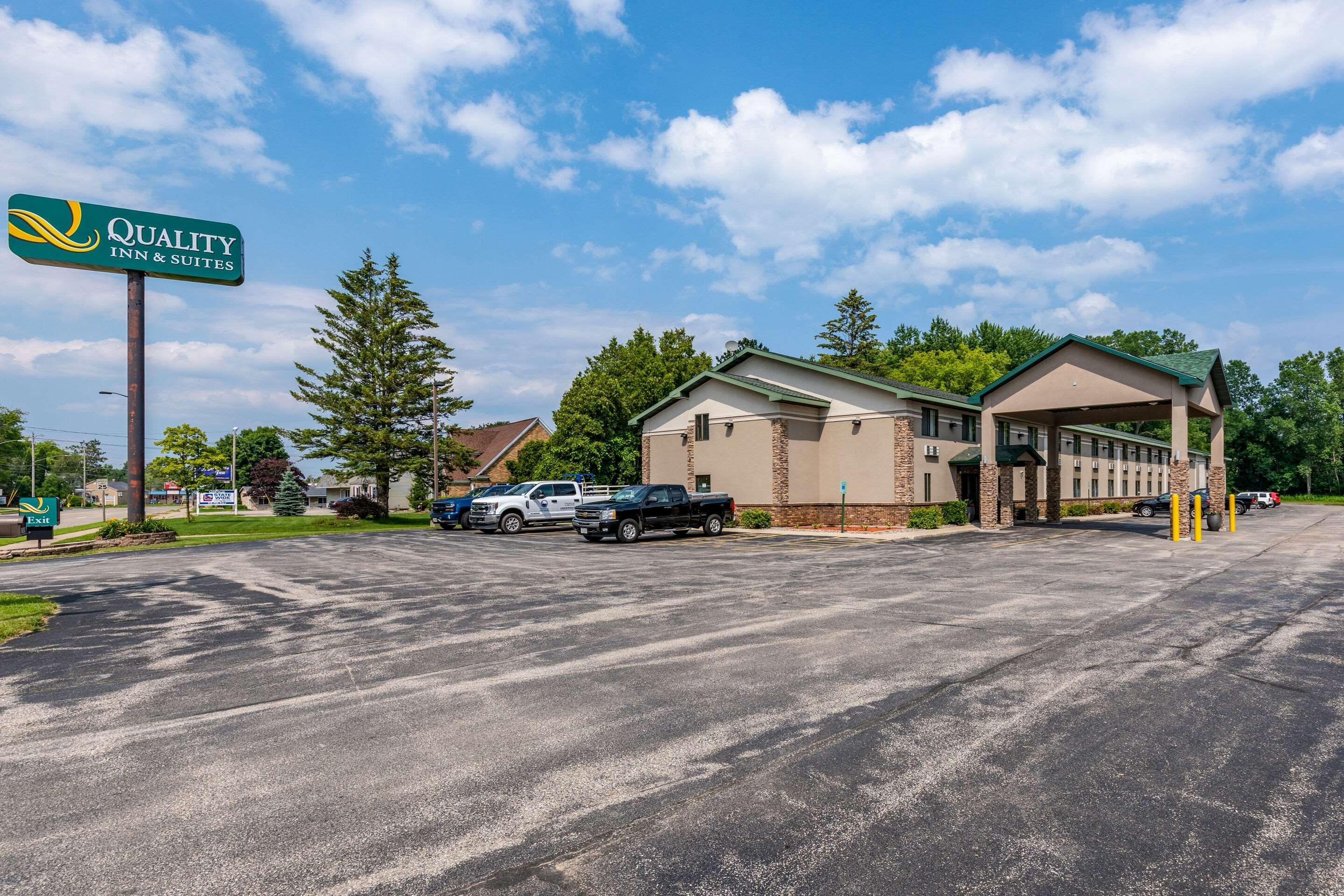 Quality Inn & Suites Marinette Bagian luar foto