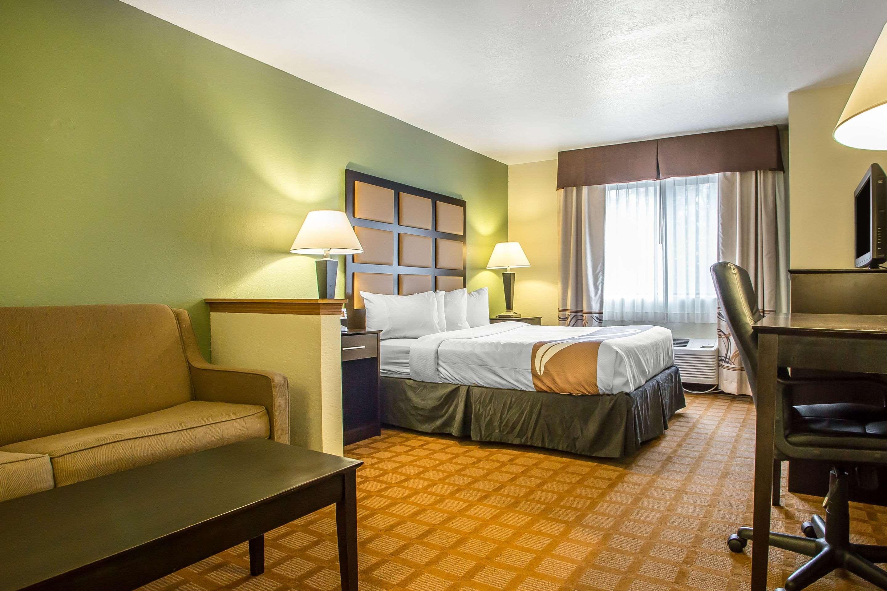 Quality Inn & Suites Marinette Bagian luar foto