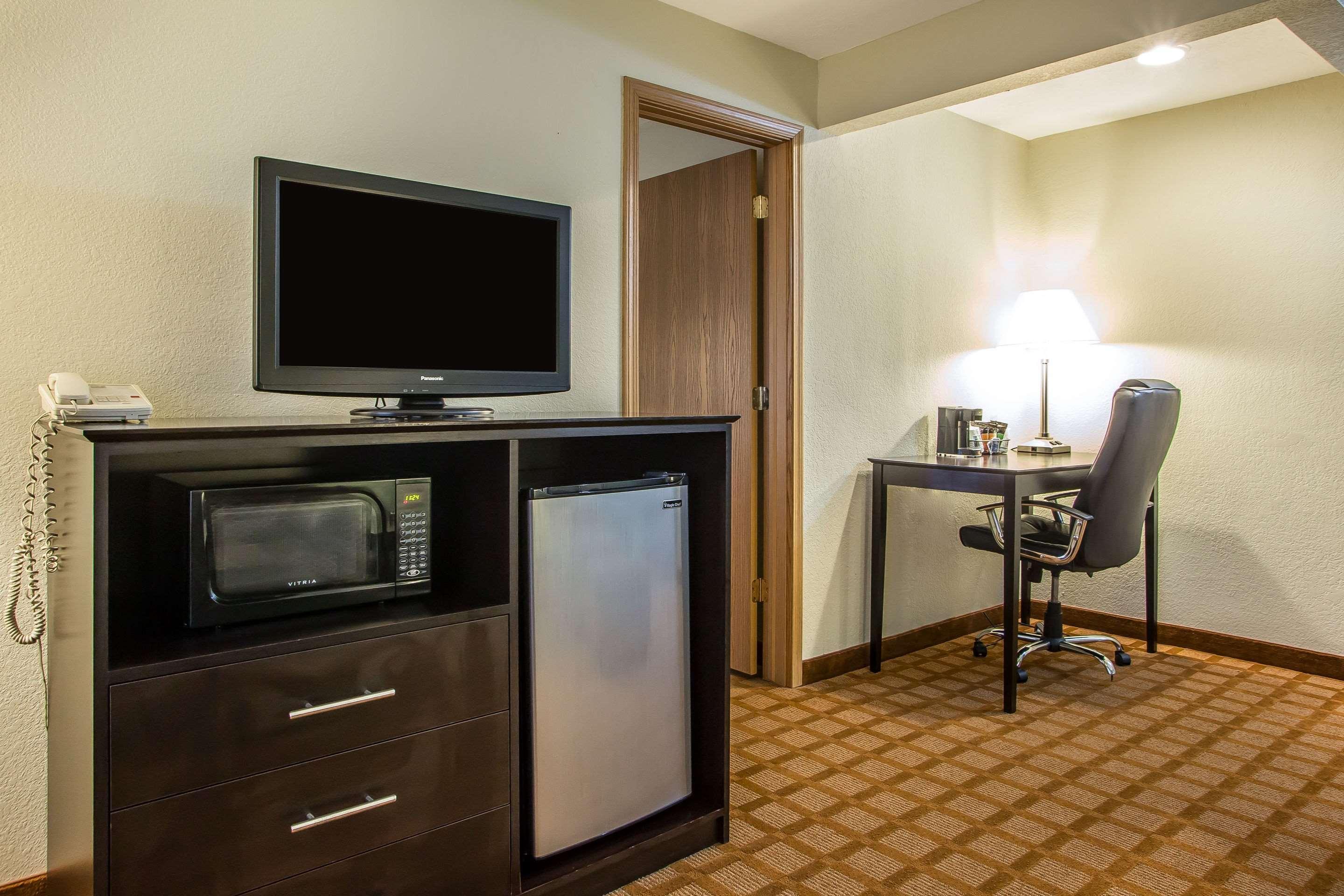 Quality Inn & Suites Marinette Bagian luar foto