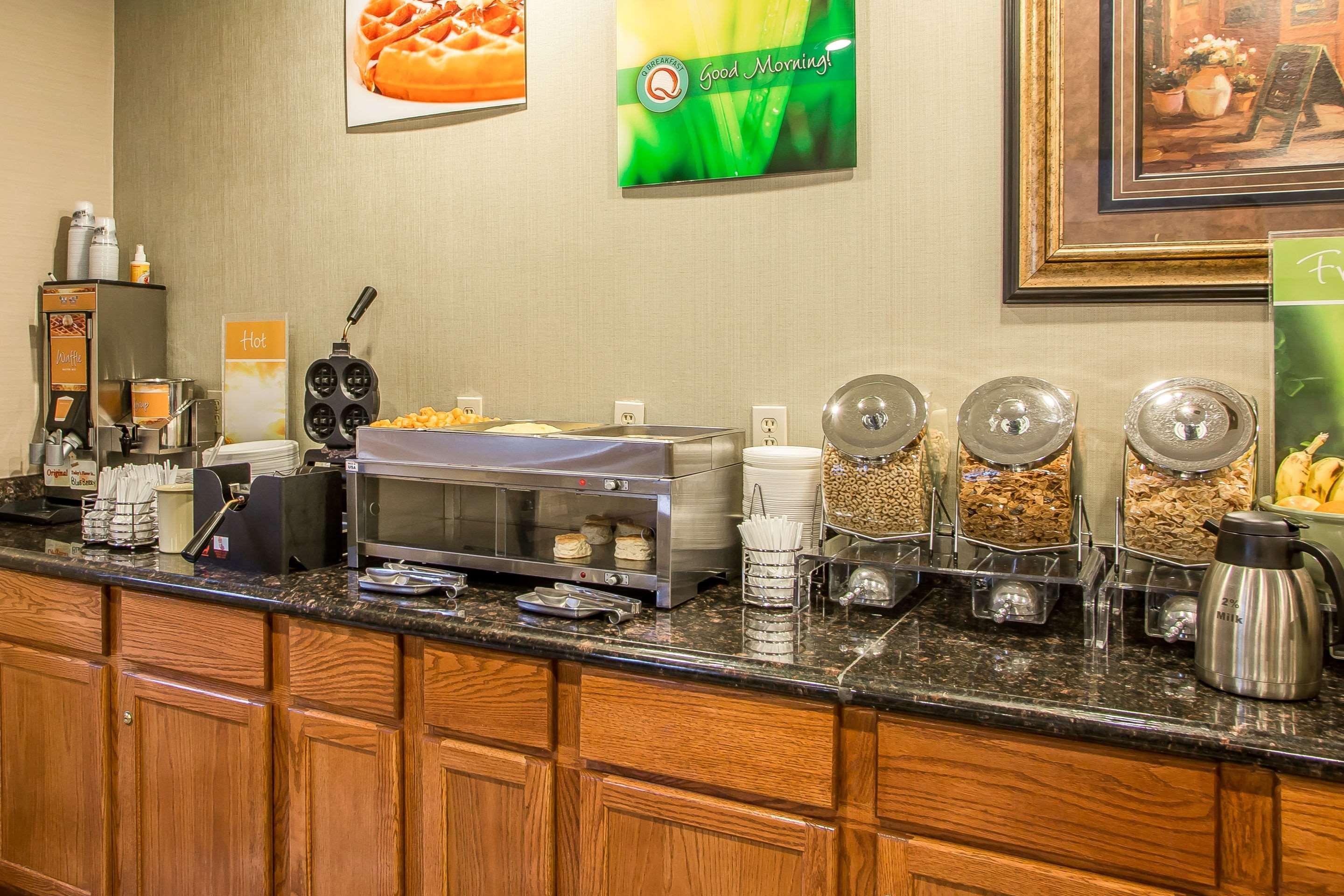 Quality Inn & Suites Marinette Bagian luar foto