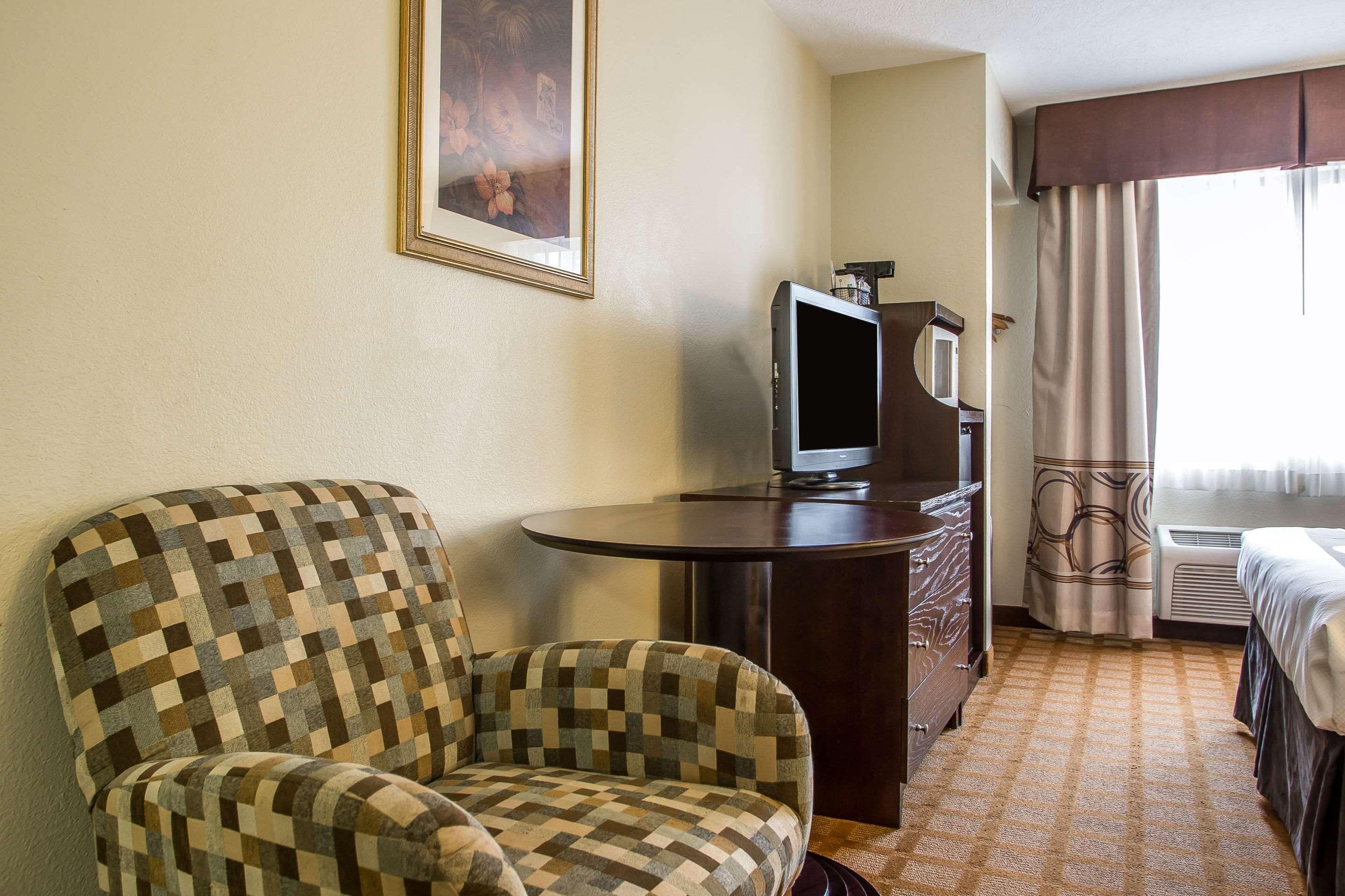 Quality Inn & Suites Marinette Bagian luar foto