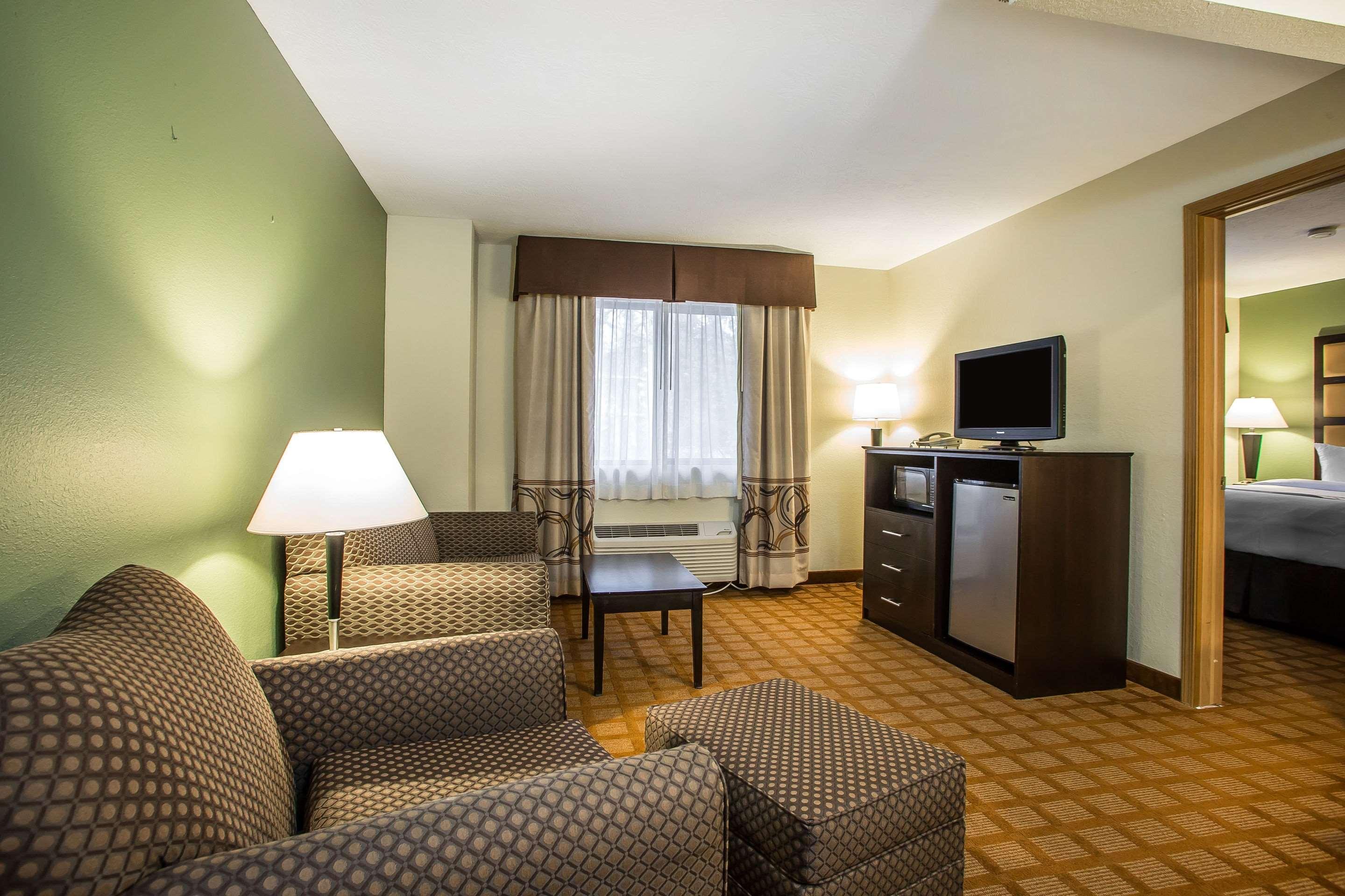 Quality Inn & Suites Marinette Bagian luar foto
