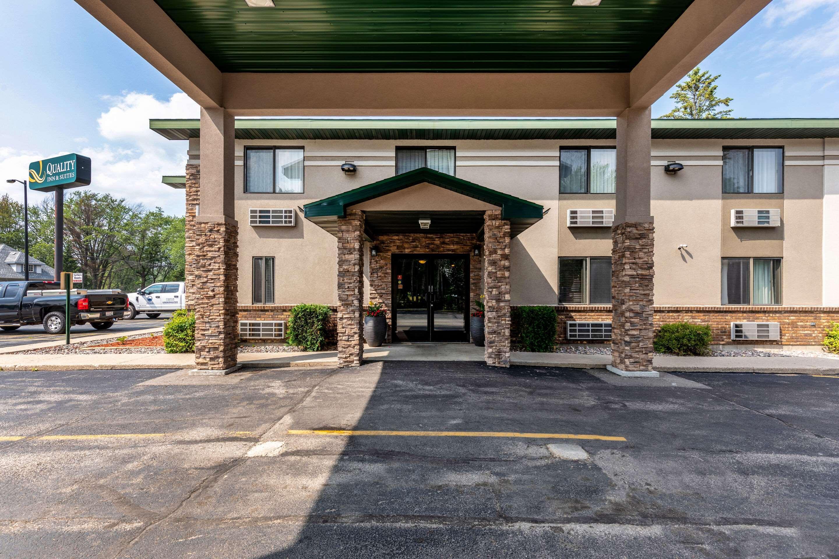 Quality Inn & Suites Marinette Bagian luar foto