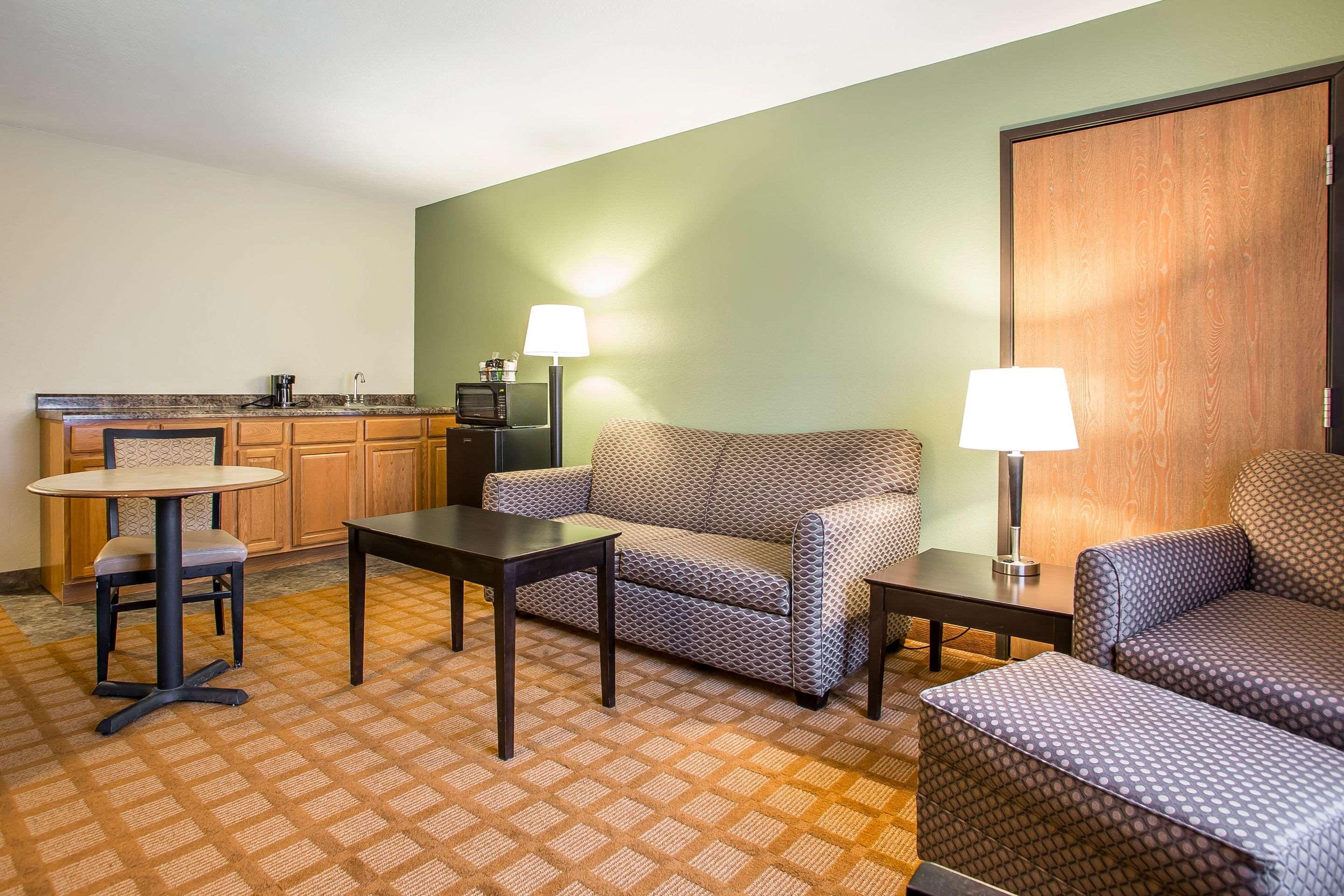 Quality Inn & Suites Marinette Bagian luar foto