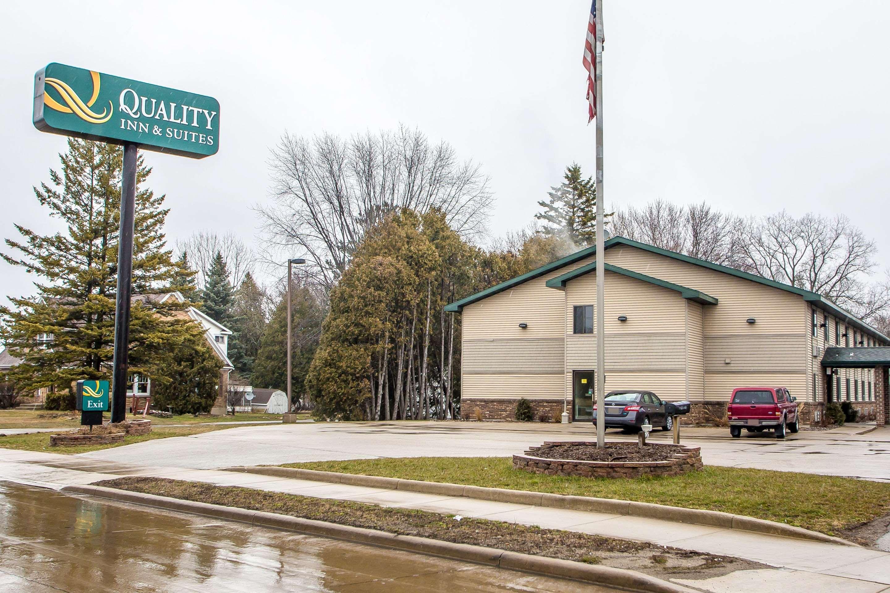 Quality Inn & Suites Marinette Bagian luar foto