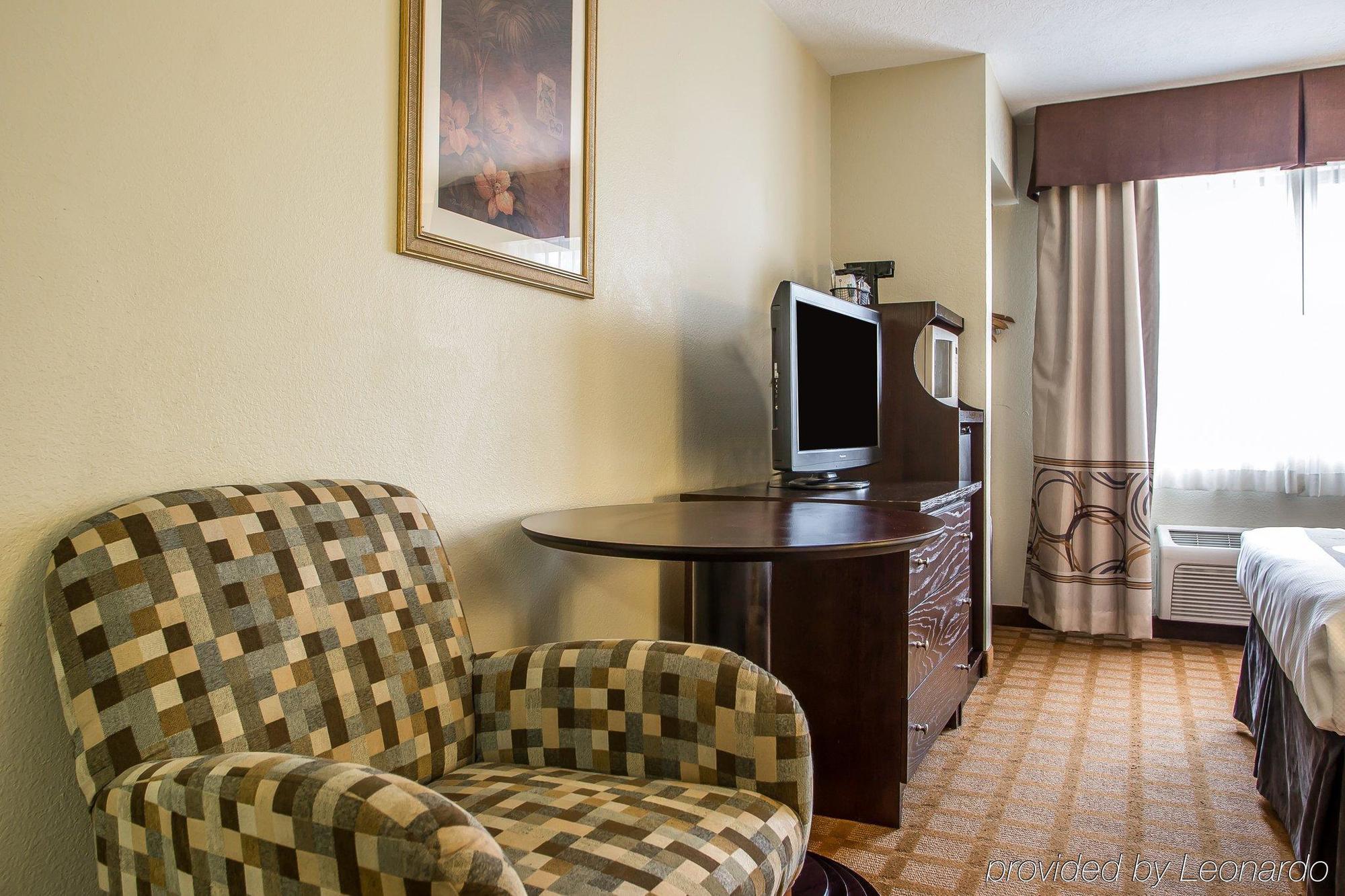 Quality Inn & Suites Marinette Bagian luar foto