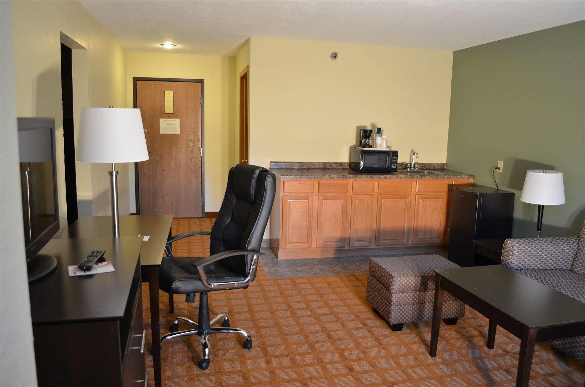 Quality Inn & Suites Marinette Bagian luar foto