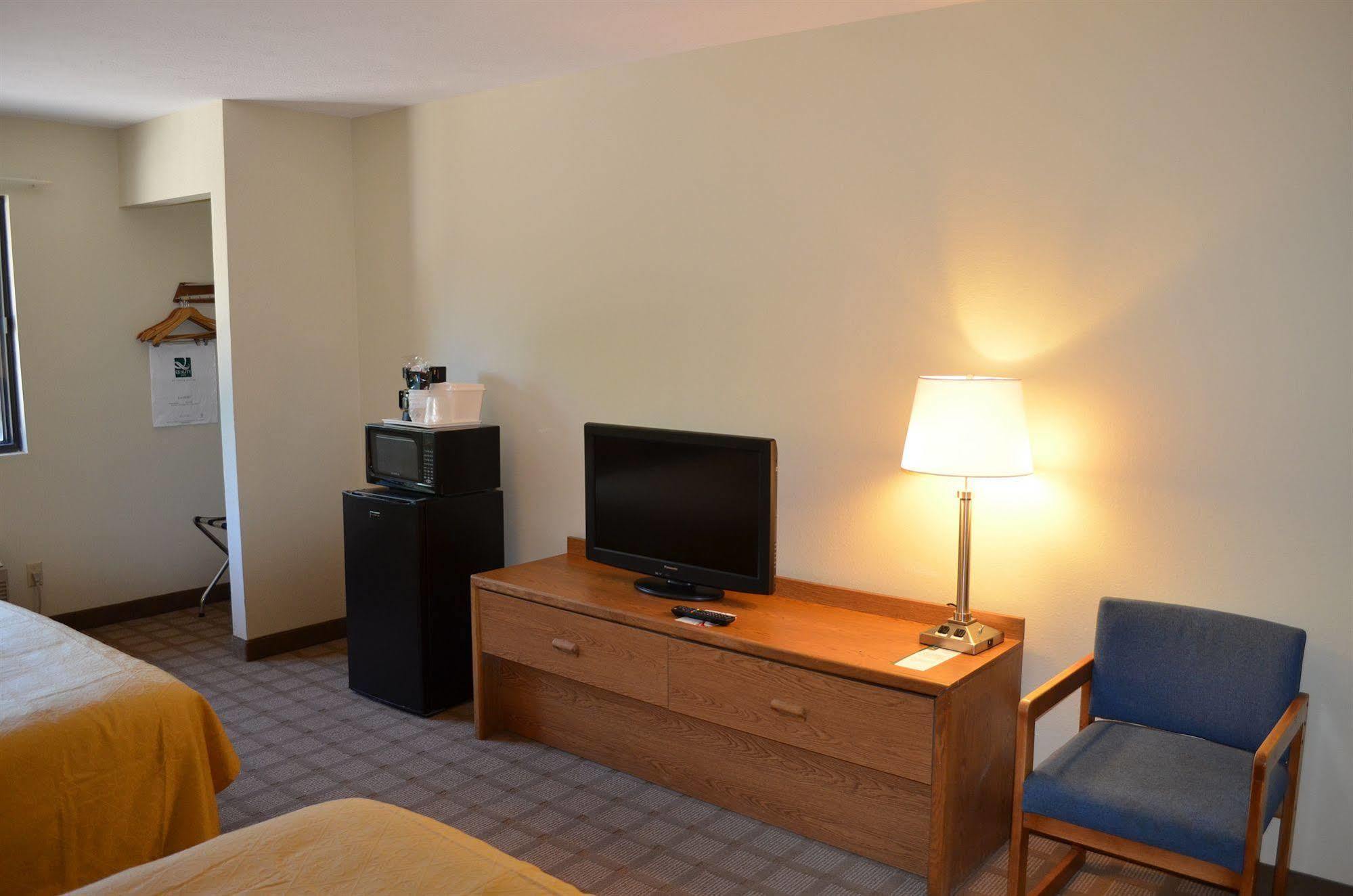 Quality Inn & Suites Marinette Ruang foto