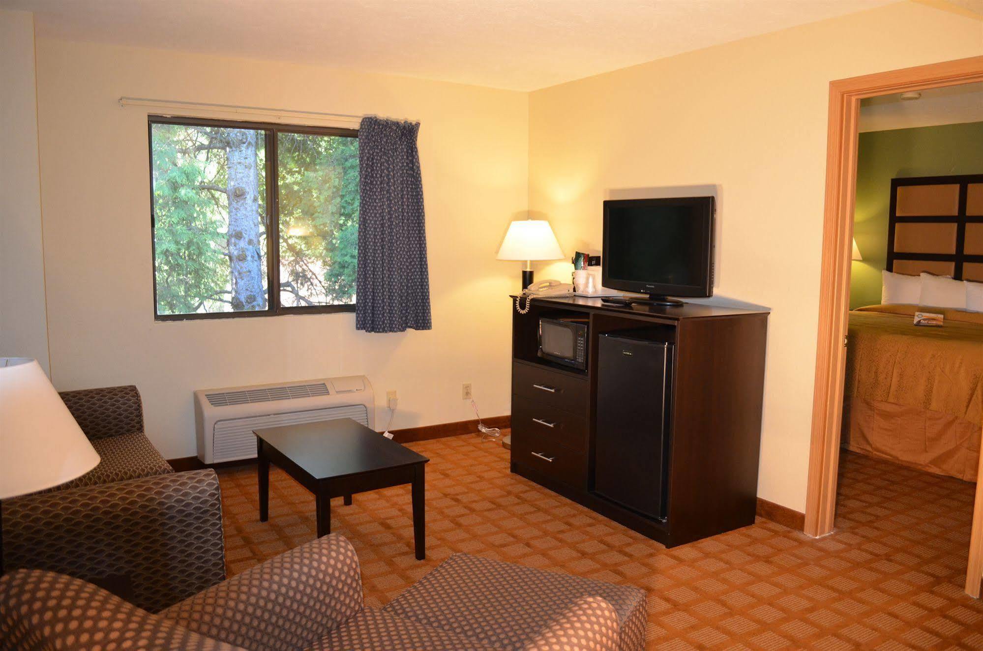 Quality Inn & Suites Marinette Bagian luar foto