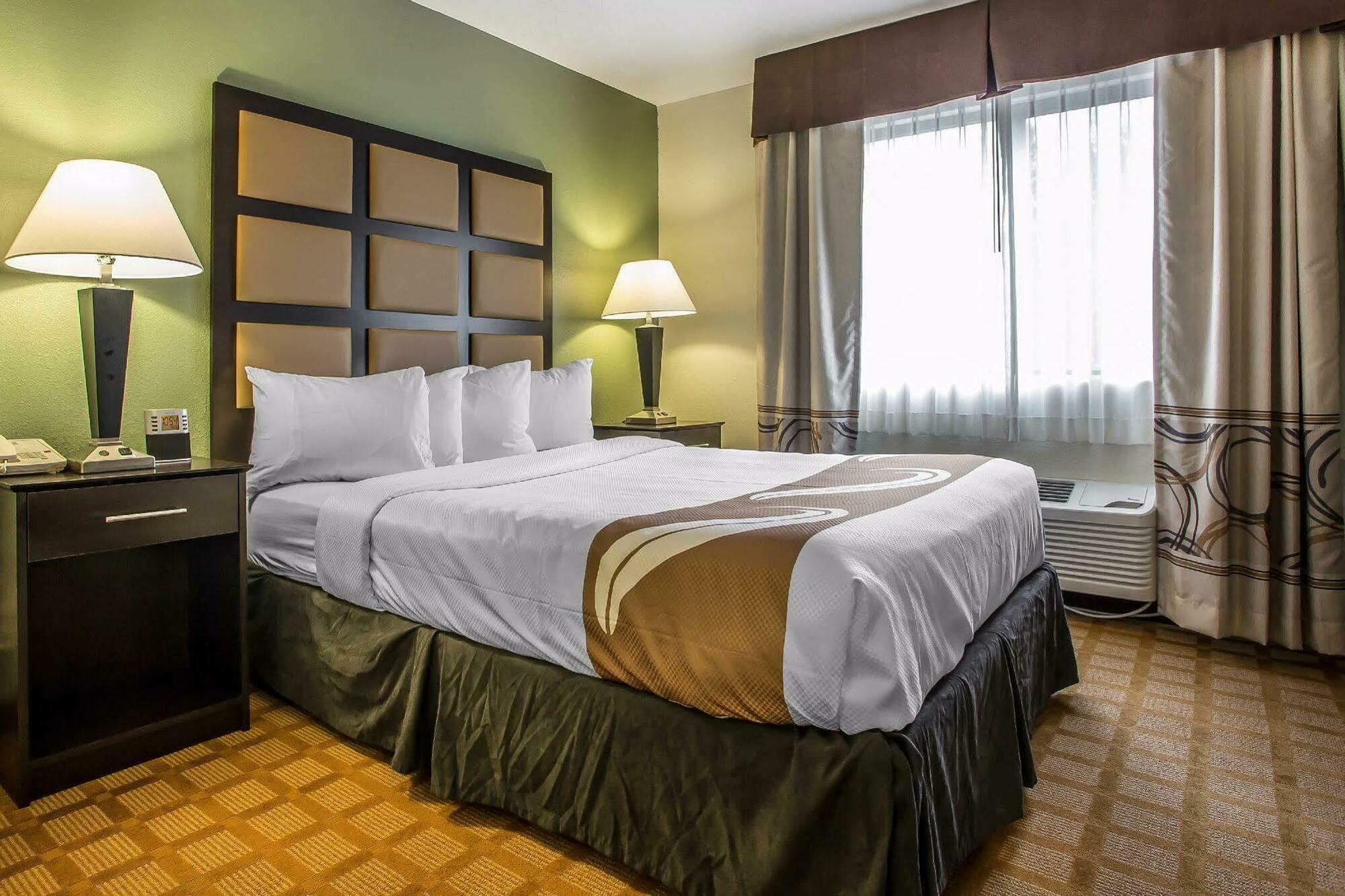 Quality Inn & Suites Marinette Bagian luar foto